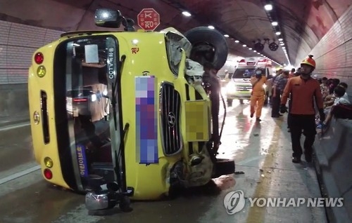 横転したバス(釜山消防安全本部提供）＝１日、釜山（聯合ニュース）