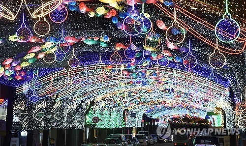 華川ヤマメ祭りの開幕迫る　イルミネーション点灯＝韓国