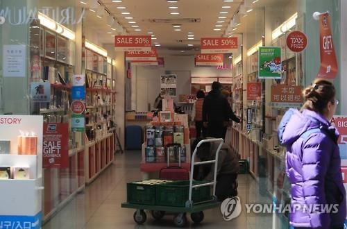 中国が自国の旅行会社に韓国旅行商品の取り扱い中止を指示したことから、訪韓中国人が急減した。ソウルの繁華街にある化粧品小売店は閑散としている（資料写真）＝（聯合ニュース）