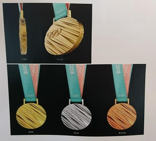 公開されたメダル＝２１日、ソウル（聯合ニュース）