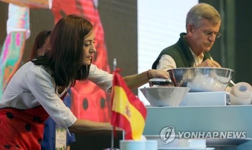 スペインの家庭料理を紹介する駐韓スペイン大使夫妻＝２３日、南楊州（聯合ニュース）