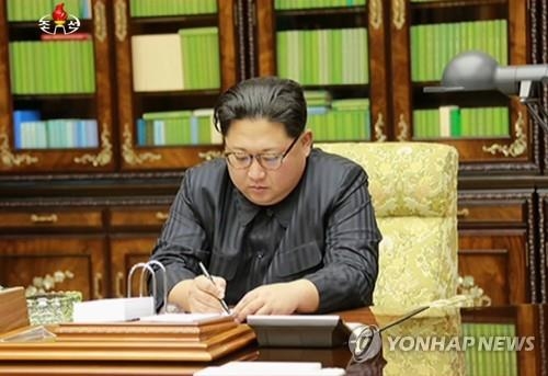 朝鮮中央テレビは火星１５の発射命令を作成する金正恩（キム・ジョンウン）朝鮮労働党委員長の姿を公開した＝２９日、ソウル（朝鮮中央テレビ＝聯合ニュース）