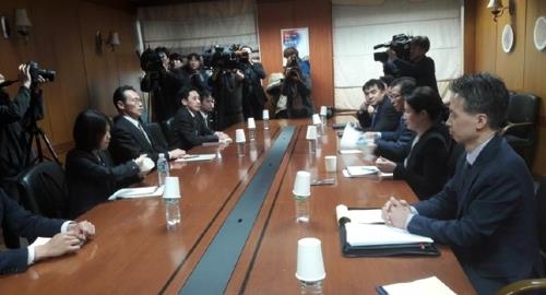 韓日局長級協議の模様＝８日、ソウル（聯合ニュース）