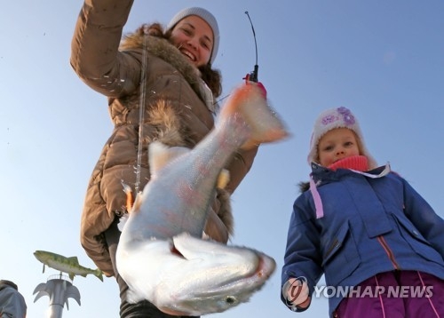氷上釣りを楽しむ外国人観光客＝１４日、華川（聯合ニュース）