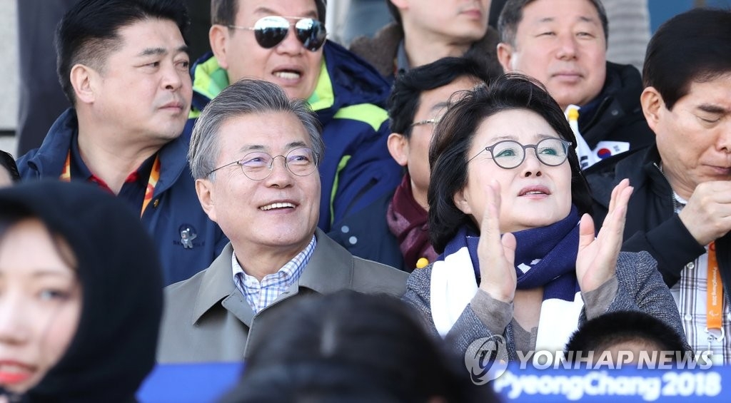 夫人と平昌パラリンピックを応援する文大統領＝１４日、平昌（聯合ニュース）
