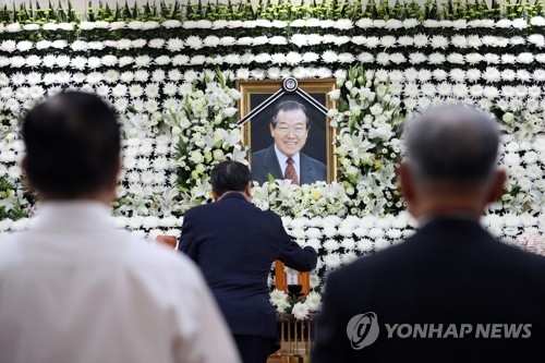 金鍾泌元首相に最高勲章　文大統領は葬儀参列せず＝韓国大統領府