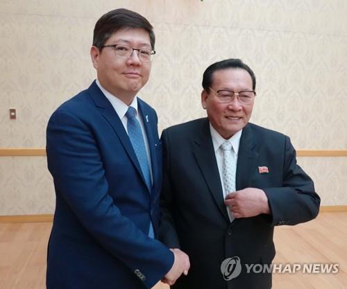 韓国側民和協の金弘傑（キム・ホンゴル）代表常任議長（左）と北朝鮮側民和協の金永大（キム・ヨンデ）会長（資料写真）＝（聯合ニュース）