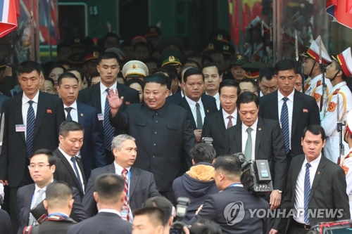 ［写真］ベトナム到着　歓迎に応える金正恩氏