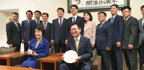 朴市長（前列右）が率いる仁川市訪問団が横浜市役所を訪れ、林市長（同左）と記念撮影を行っている＝２０日、横浜（聯合ニュース）