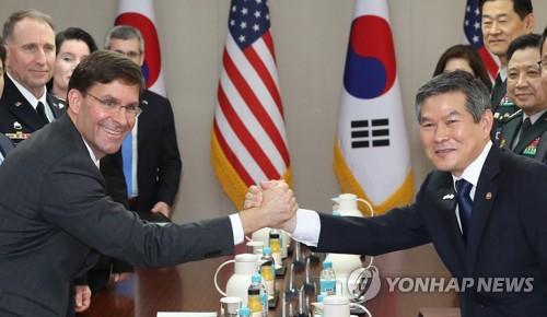 今月９日、ソウルで会談した鄭国防部長官（右）とエスパー国防長官＝（聯合ニュース）