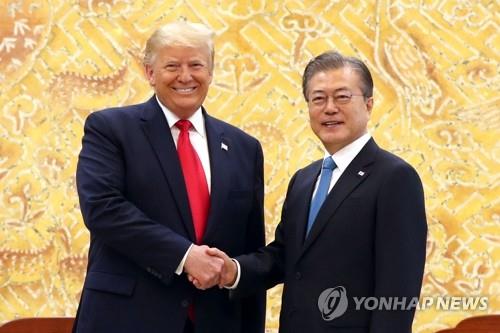 ６月３０日、韓国青瓦台で会談する文大統領（右）とトランプ大統領＝（聯合ニュース）