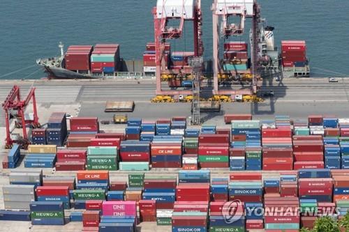 コンテナの積み下ろし作業が行われている港（資料写真）＝（聯合ニュース）