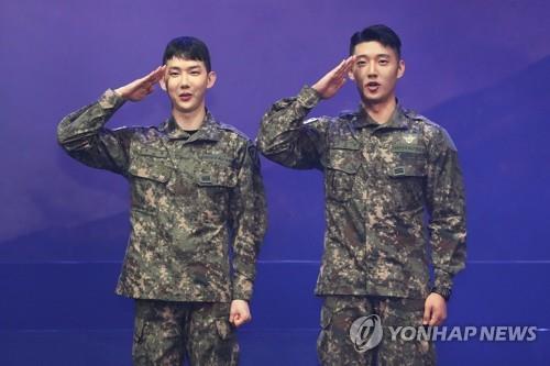 昨年９月、陸軍創作ミュージカルの製作報告会に出席したチョグォンさん（左、資料写真）＝（聯合ニュース）