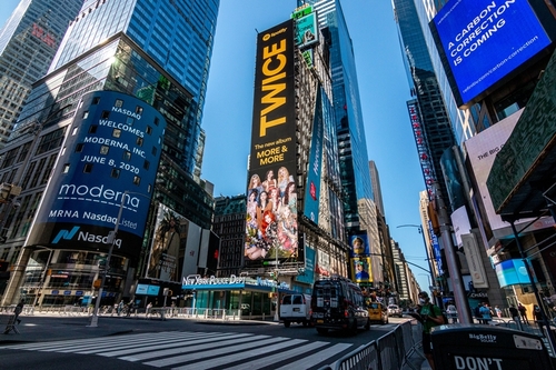 ニューヨークのタイムズスクエアに掲げられたＴＷＩＣＥの大型広告（スポティファイ、リパブリック・レコード提供）＝（聯合ニュース）≪転載・転用禁止≫