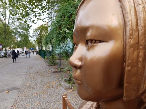 ベルリンに設置された「平和の少女像」＝（聯合ニュース）
