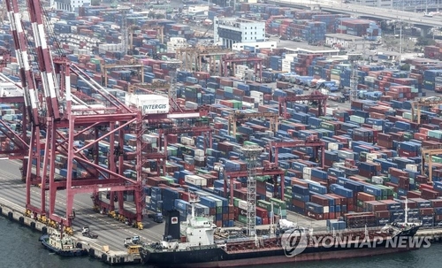 主要な輸出拠点、釜山港（資料写真）＝（聯合ニュース）　