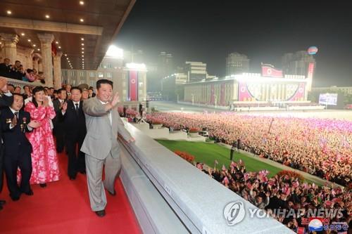 深夜の軍事パレードに金正恩氏出席　演説はせず＝北朝鮮
