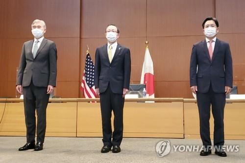 北朝鮮問題を担当する韓国と米国、日本の３カ国協議が１４日、東京で開かれた。（右から）魯圭悳氏、船越健裕氏、ソン・キム氏＝（聯合ニュース）