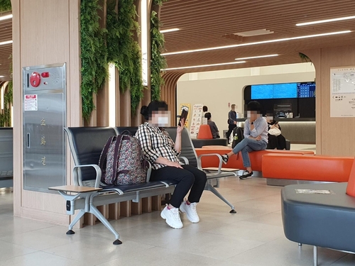ソウルの高速バスターミナルの待合室でバスを待つ乗客ら＝（聯合ニュース）