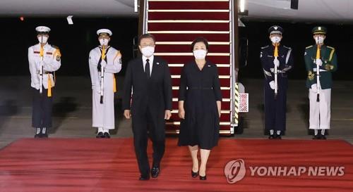 訪米を終え、ソウル空港に到着した文大統領夫妻＝２３日、城南（聯合ニュース）