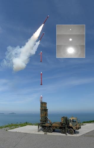 「天弓２」誘導弾の発射場面（防衛事業庁提供）＝（聯合ニュース）≪転載・転用禁止≫