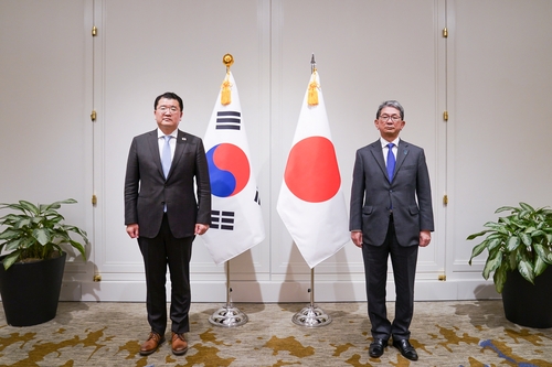 韓日外務次官の表情硬く　韓国警察庁長の独島訪問巡り対立も協議開催