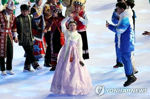 ２月の北京冬季五輪開会式に登場した韓服姿の女性。中国少数民族の朝鮮族を表す。韓国では「中国が韓服を自国のものだと主張している」と批判が起きた（資料写真）＝（聯合ニュース）
