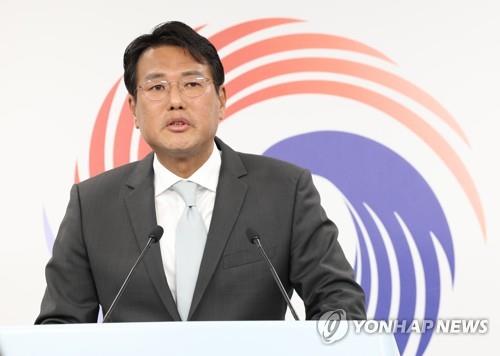 記者会見を行う金泰孝・国家安保室第１次長＝１８日、ソウル（聯合ニュース）