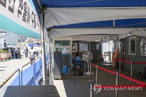 閑散としているソウル駅前の新型コロナウイルス検査所＝（聯合ニュース）