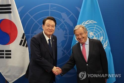 会談前、握手を交わす韓国の尹大統領（左）と国連のグテレス事務総長＝２０日、ニューヨーク（聯合ニュース）