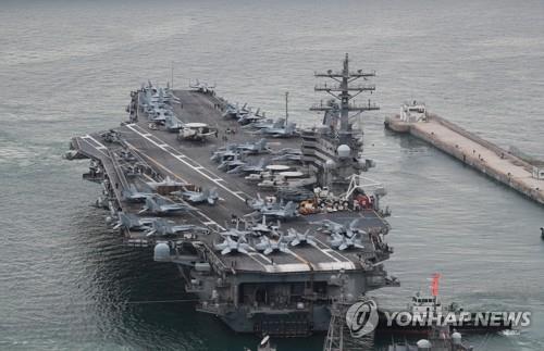 米海軍の原子力空母「ロナルド・レーガン」が２６日午前、東海で行われる韓米合同演習に参加するため韓国南部の釜山作戦基地を出た＝２６日、釜山（聯合ニュース）