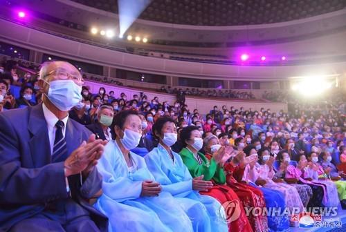 「国際老人の日」のイベントでは出席者がマスクを着用している（朝鮮中央通信）＝（聯合ニュース）≪転載・転用禁止≫