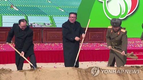 着工式に出席した金正恩氏（中央）＝（朝鮮中央テレビ＝聯合ニュース）≪転載・転用禁止≫