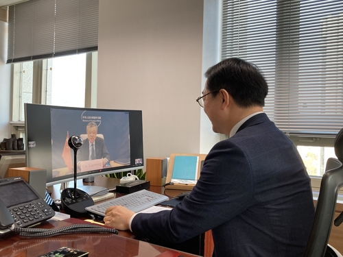 テレビ電話で協議する金健氏と劉暁明氏（韓国外交部提供）＝（聯合ニュース）