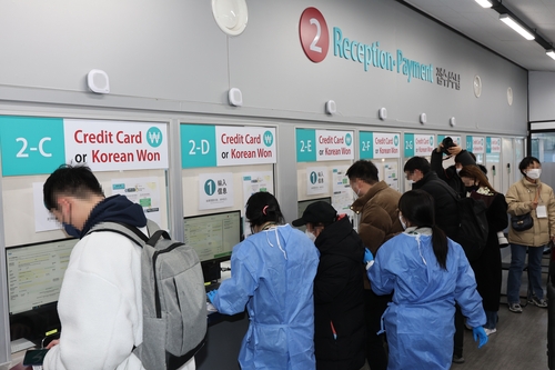 韓国政府は２日、中国から到着した入国者全員に到着後の新型コロナウイルス検査（ＰＣＲ検査）を義務付けるなど防疫対策を強化した=(聯合ニュース)
