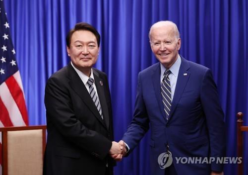 ２０２２年１１月１３日、カンボジア・プノンペンで会談した韓国の尹大統領（左）とバイデン米大統領＝（聯合ニュース）
