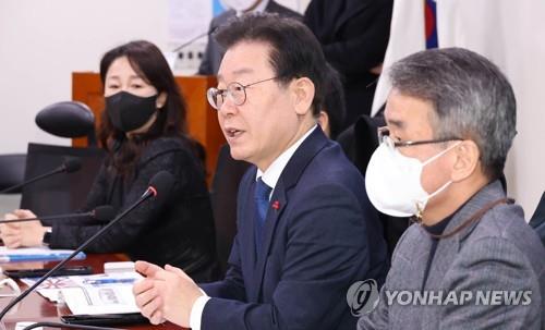 国会で開かれた討論会に出席した李氏＝１６日、ソウル（聯合ニュース）