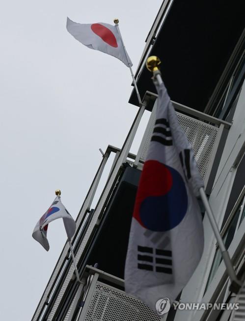 世宗市内のマンションに、太極旗（韓国国旗）に交じって日本の国旗が掲げられている＝１日、世宗（聯合ニュース）