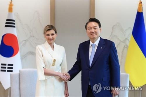 ウクライナ大統領夫人の非殺傷装備要請　韓国国防部「必要な議論行う」