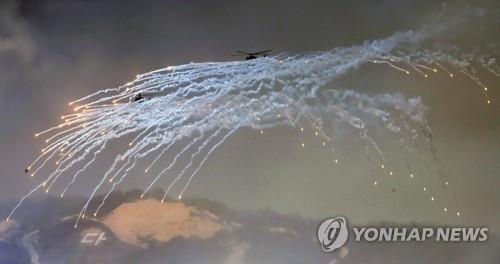 ２０１７年４月２６日に京畿道・抱川で実施された火力撃滅訓練で、韓国製機動ヘリコプター「スリオン」がフレアを発射している（資料写真）＝（聯合ニュース）