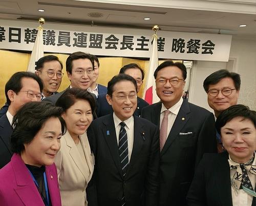 岸田首相　韓日・日韓議連の夕食会で記念撮影