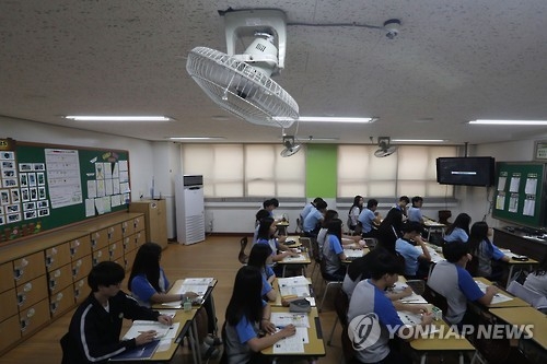 지난해 8월 경기도의 한 남녀공학 중학교 합반 교실에서 수업이 진행되는 모습.[연합뉴스 자료사진]