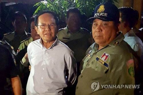 반역 혐의로 구속된 켐 소카 캄보디아구국당 대표(왼쪽)[AFP=연합뉴스 자료사진]