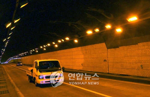낡은 조명에 어두운 터널[연합뉴스 자료사진]