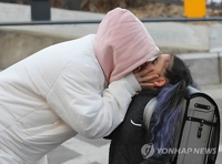 추위 녹이는 엄마의 뽀뽀(서울=연합뉴스) 한상균 기자 = 올겨울 최강 한파가 온 24일 오전 서울 옥수동에서 개학을 맞은 초등학생이 등교 전 엄마와 뽀뽀를 하고 있다. 2018.1.24xyz@yna.co.kr(끝) 