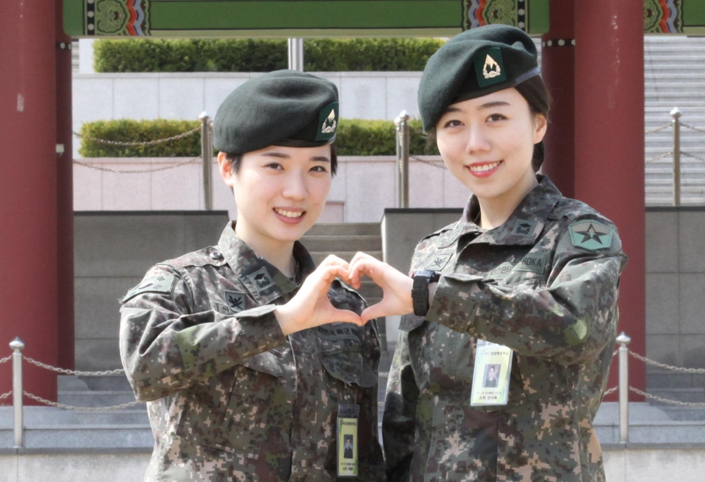 민서혜(오른쪽)·이예지 소위 [육군종합행정학교 제공=연합뉴스]