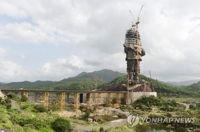 인도 구자라트 주에서 세계 최대 규모로 건립 중인 파텔 전 부총리 동상. [AFP=연합뉴스]