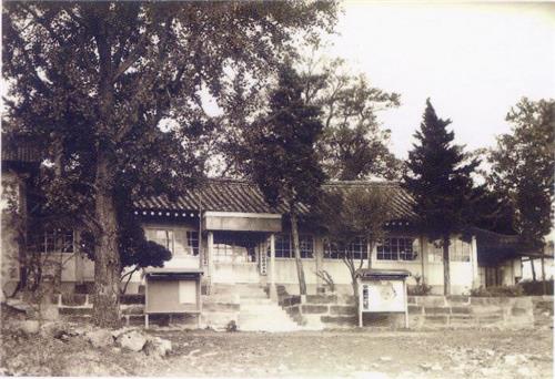 일본이 안산행궁터에 만든 수암면사무소 건물 모습. 1959년 촬영. [이현덕 안산문화원 운영위원 제공]