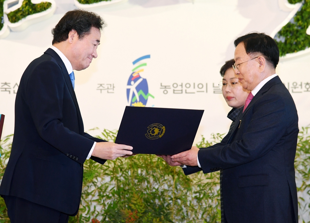 금탑산업훈장 받는 이이한(오른쪽) 솔래원 대표