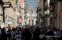 이탈리아 로마 시내 중심가를 걷고 있는 시민들과 관광객들 [로이터=연합뉴스] 
